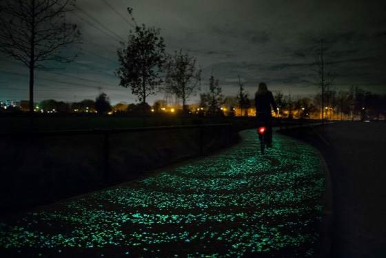Fény az éjszakában világító kerékpárút01