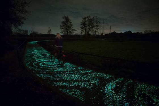 Fény az éjszakában világító kerékpárút02